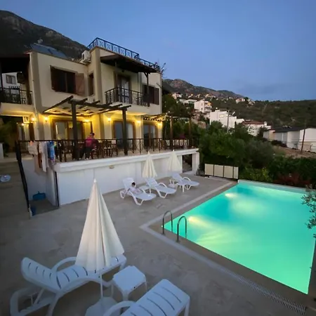 Mira Kalkan -close To Center-
